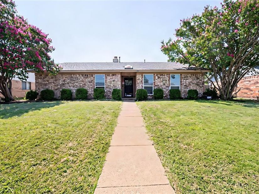 1654  Clarendon Drive , Lewisville Texas 75067