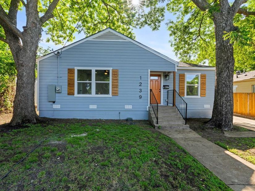 1239  Tarpley Avenue , Dallas Texas 75211