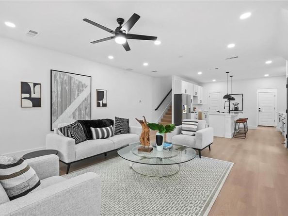 1405 S Barry Avenue , Dallas Texas 75223