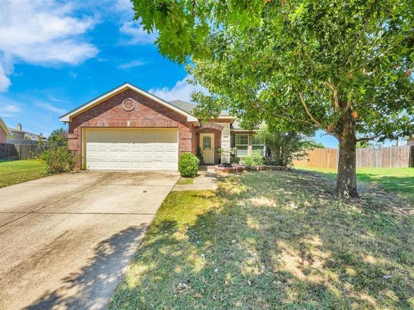 700  White Fields Way , Arlington Texas 76002