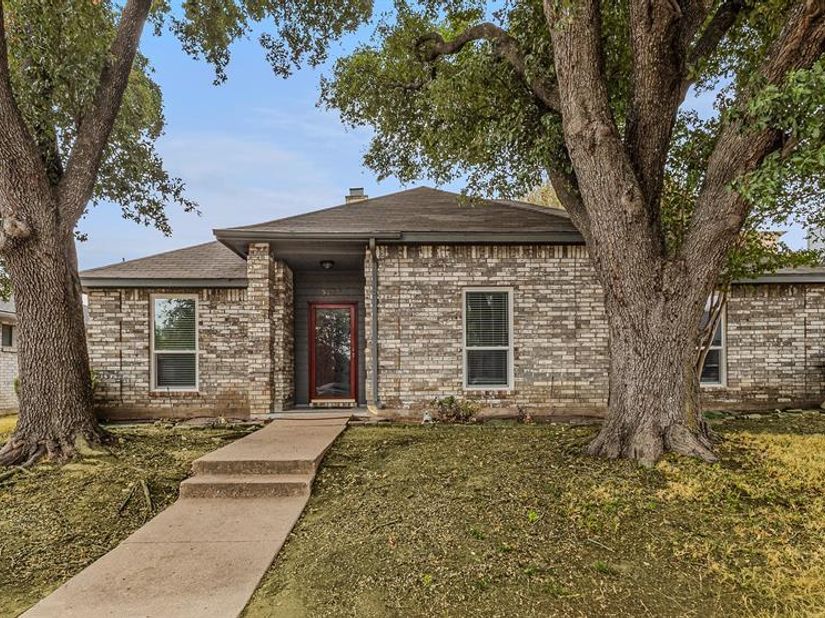 5221  Wood Creek Lane , Garland Texas 75044