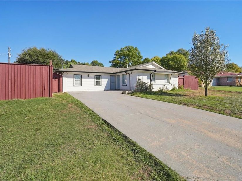 2515  North Parkway , Mesquite Texas 75149
