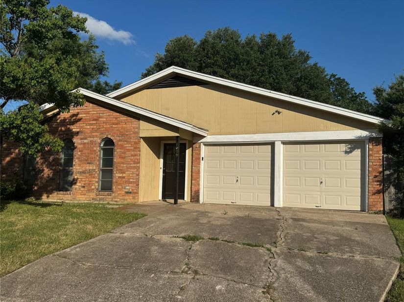 1029  Fox River Lane , Fort Worth Texas 76120