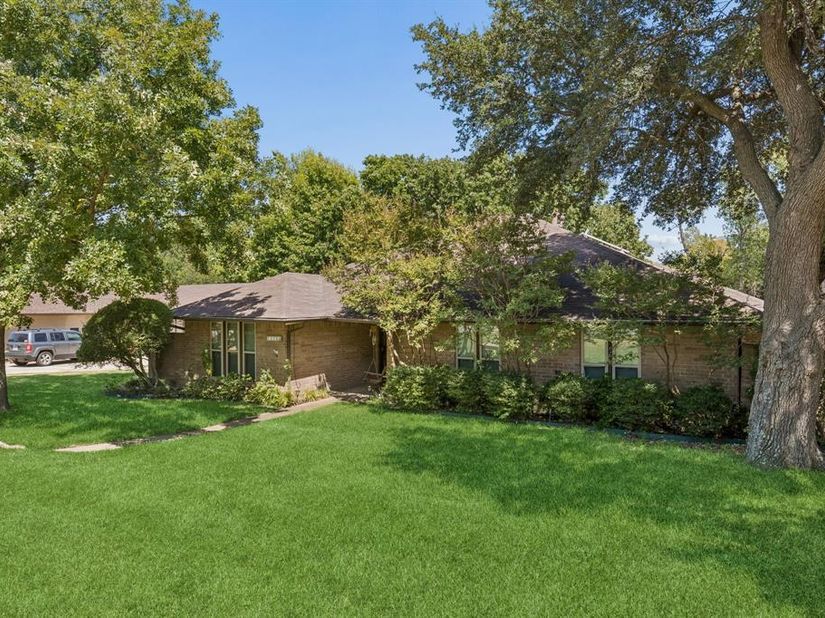 1310  Merrimac Trail , Garland Texas 75043