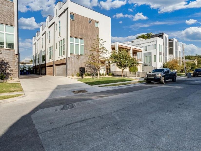 2038 N Prairie Avenue  104, Dallas Texas 75204