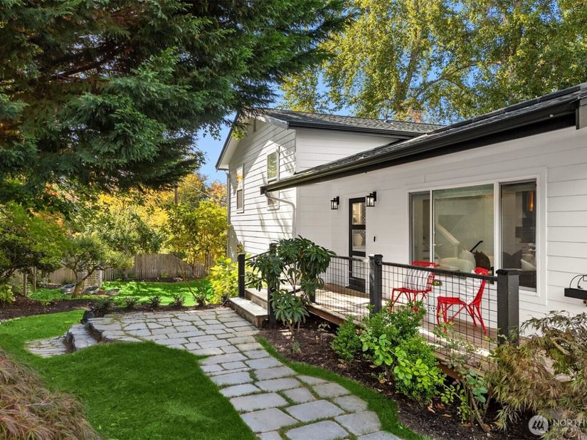 689 Pierce Court NW, Bainbridge Island WA 98110