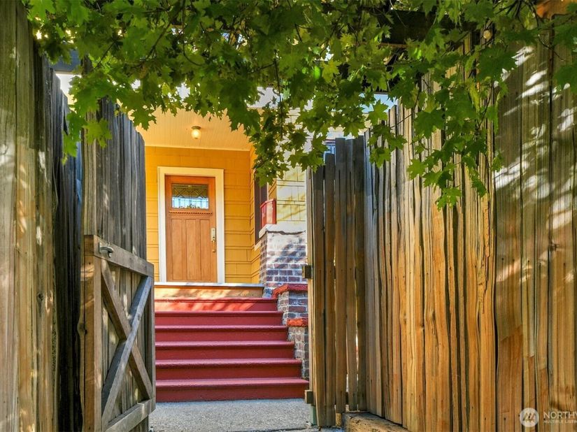 8024 16th Avenue NE, Seattle WA 98115