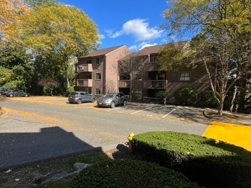 166 Old Brookfield Road 20B2, Danbury CT 06811