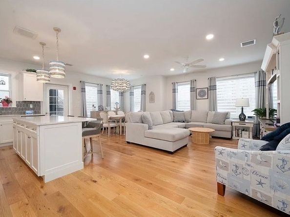 50 Coppersmith Way 302, Canton MA 02021