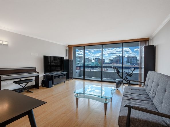 566 Commonwealth 906, Boston MA 02215
