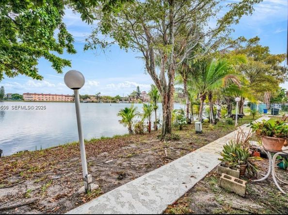 18801 NE 2nd Ave 1006, Miami FL 33179