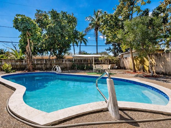 120 NE 175th St, Miami FL 33162