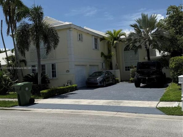 1170 E Wilshire Cir E, Pembroke Pines FL 33027