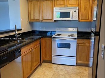 19601 E Country Club Dr