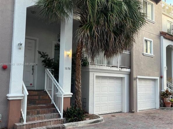 1658 Hayes St 16585, Hollywood FL 33020