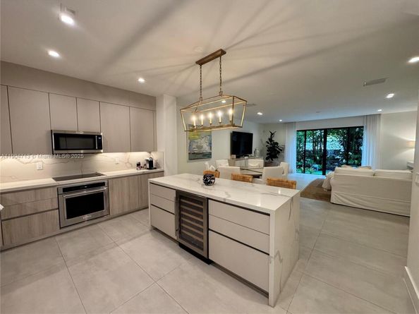 6824 SW 80th St, Miami FL 33143