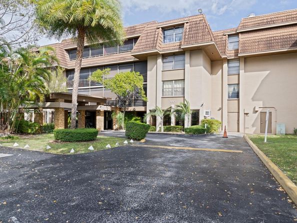 665 NE 195th St 222, Miami FL 33179