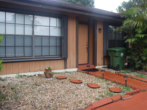 2330 Plum Ct, Pembroke Pines FL 33026