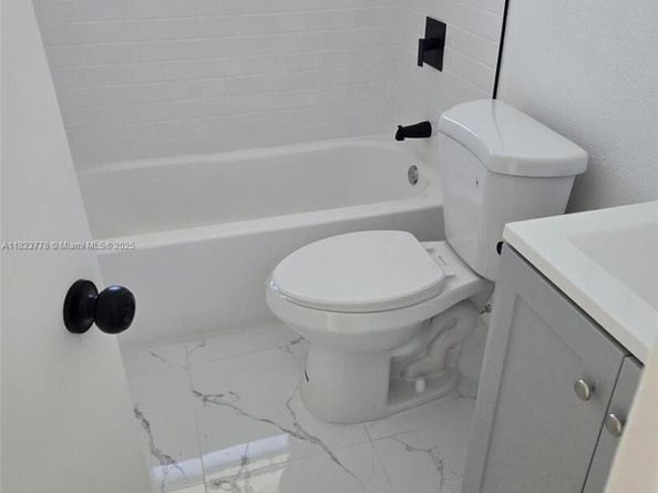 1000 W 28 St 17, Hialeah FL 33010