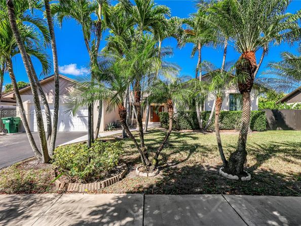 11541 SW 100th St, Miami FL 33176