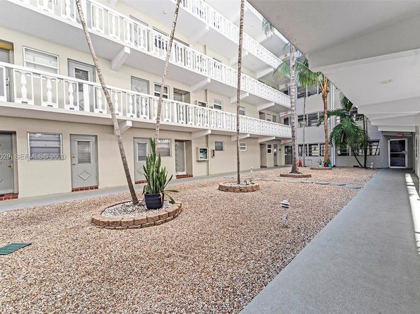 330 SE 2nd St 103G, Hallandale Beach FL 33009