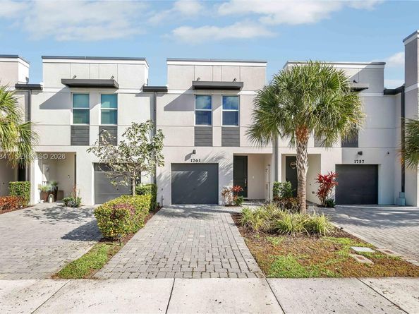 1761 Lindley St, Mangonia Park FL 33407