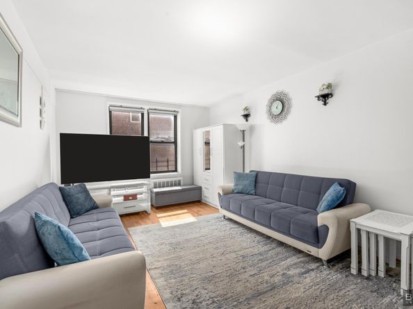 50-21 39th Place 4H, Queens NY 11104
