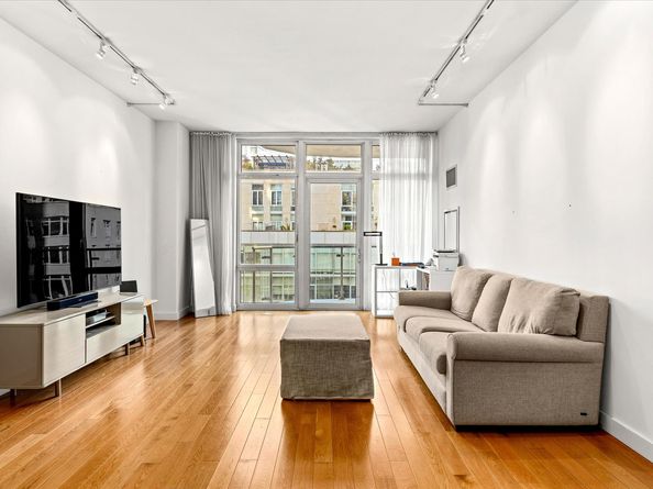 555 West 59th Street 9A, New York NY 10019