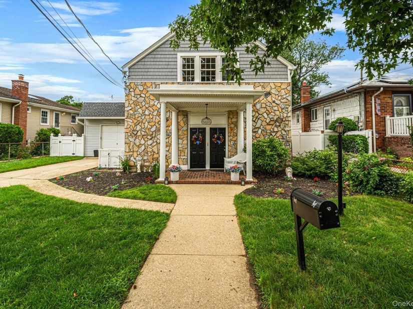 17 Oxford Street, Malverne NY 11565