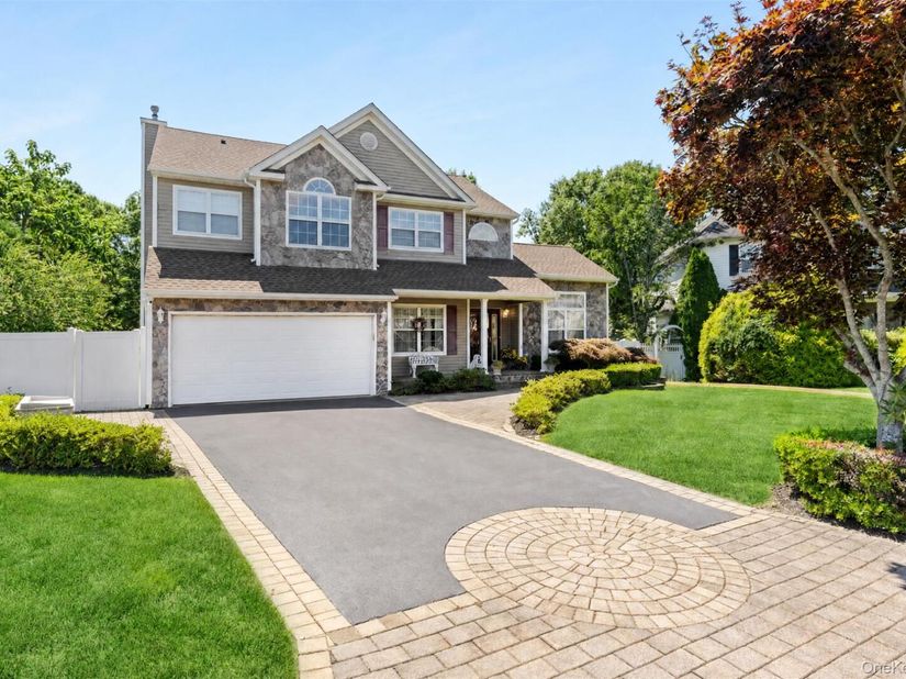 15 Scenicview Crescent, Manorville NY 11949