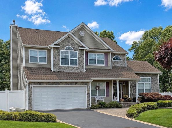 15 Scenicview Crescent, Manorville NY 11949