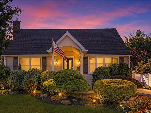 516 Heathcliff Drive, Seaford NY 11783