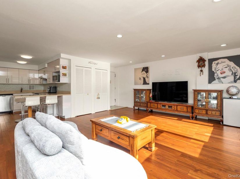 10-10 166 Street 6D, Beechhurst NY 11357