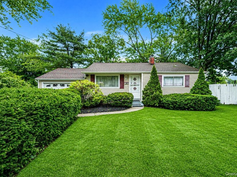 2715 Falcon Avenue, Medford NY 11763