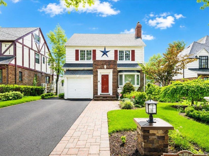 17 Piccadilly Downs, Lynbrook NY 11563