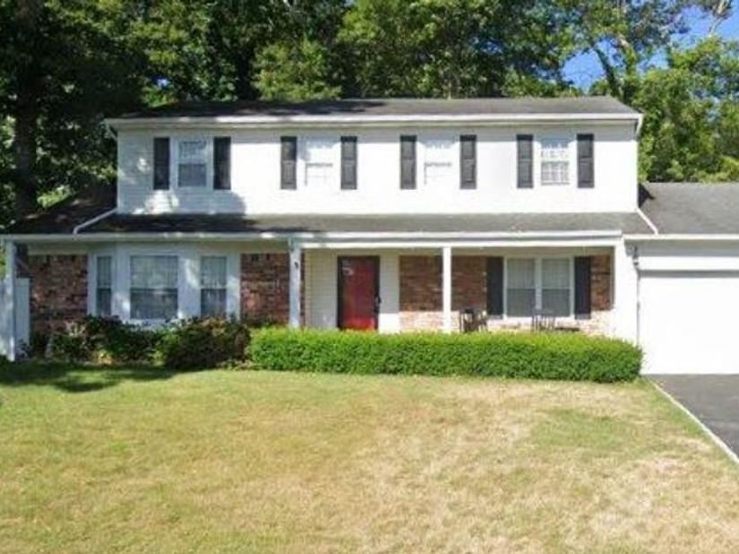 20 Beaumont Lane, Lake Grove NY 11755