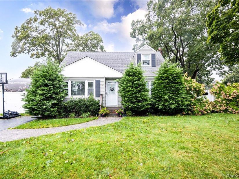 621 N Fulton Avenue, Lindenhurst NY 11757