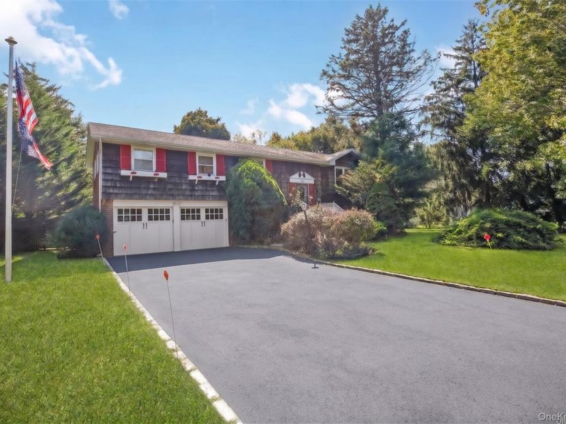 16 Wendy Lane, East Northport NY 11731