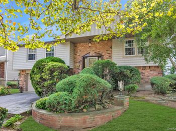 22 Valley Lane W