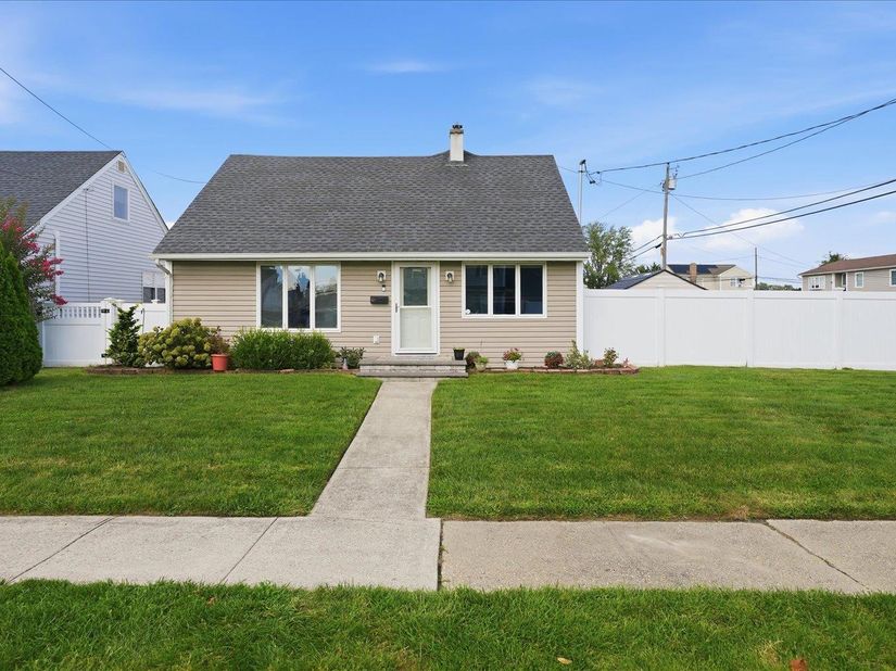 47 Berkeley Place, Massapequa NY 11758