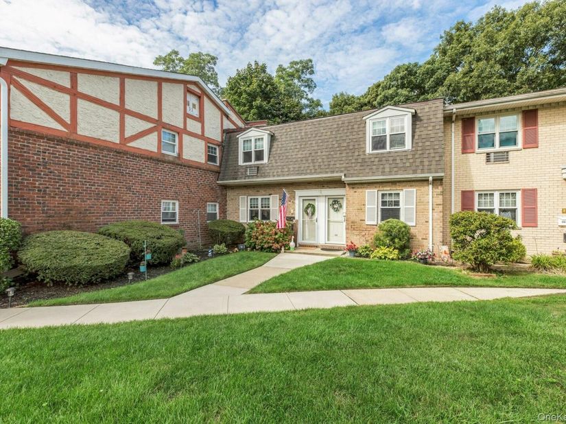 21 Glen Hollow Drive G9, Holtsville NY 11742