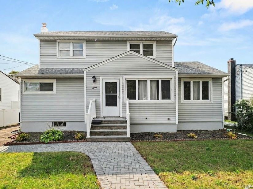 607 N Monroe Avenue, Lindenhurst NY 11757