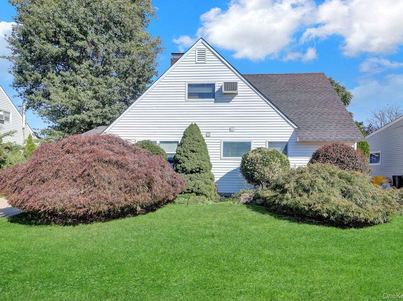 53 Spindle Road, Hicksville NY 11801