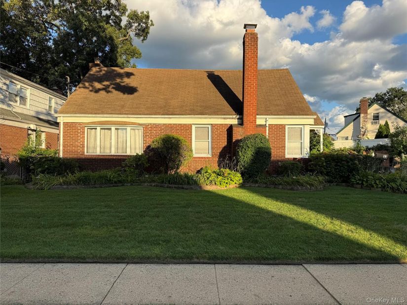 33 Ridgewood Street, Valley Stream NY 11580