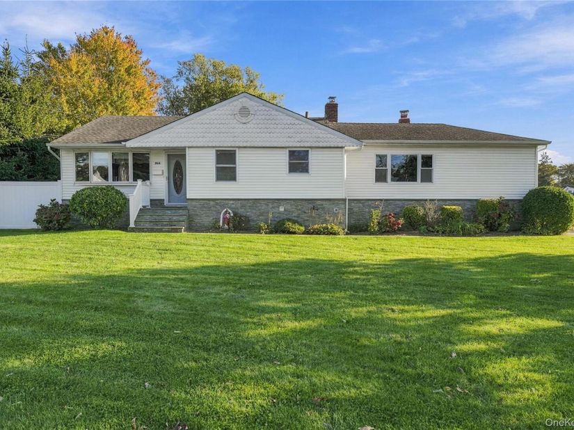564 Middle Street, North Babylon NY 11703