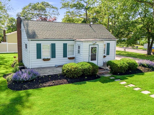76 Hanrahan Avenue, Farmingville NY 11738