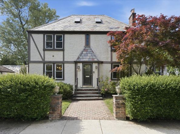 261-21 Pembroke Avenue, Great Neck NY 11020