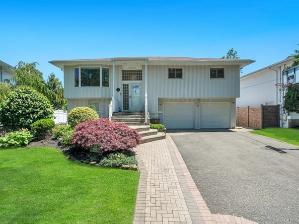1827 Roberta Lane, Merrick NY 11566