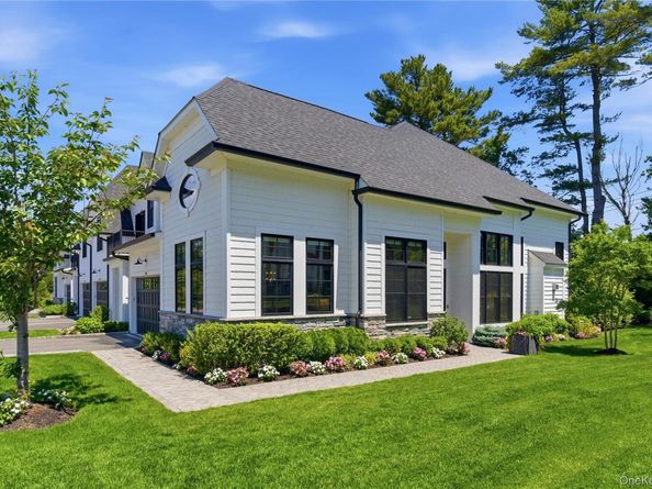 102 Three Ponds Lane E, Woodbury NY 11797