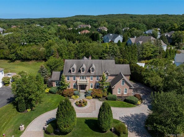 23 Legends Circle, Melville NY 11747